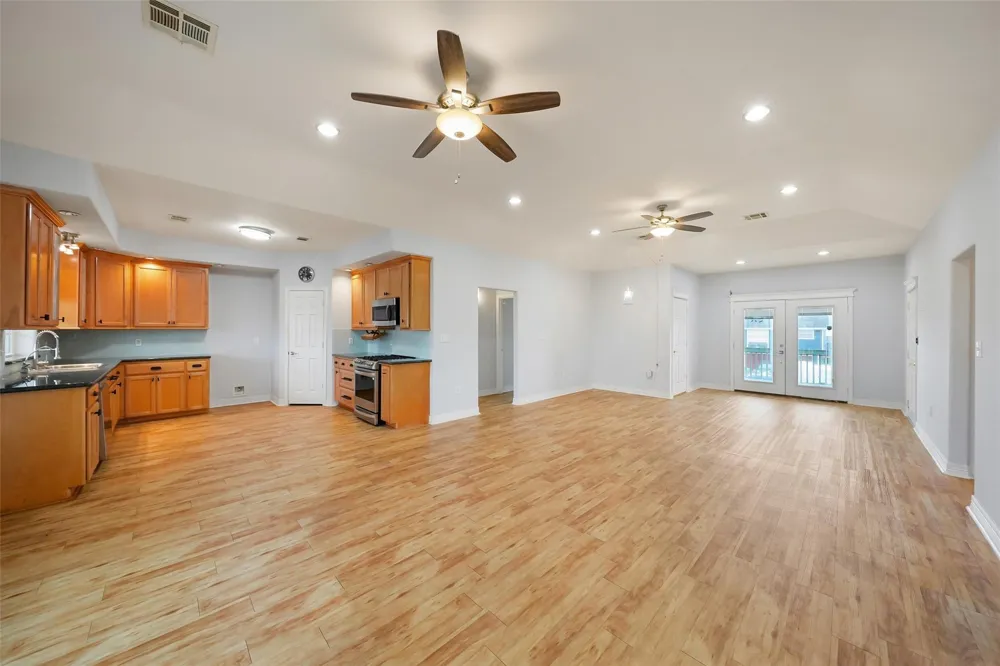 113 Bayou Vista Drive Hitchcock, TX 77563
