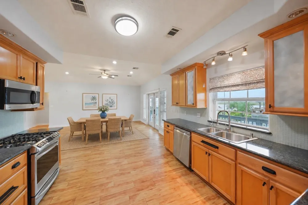 113 Bayou Vista Drive Hitchcock, TX 77563