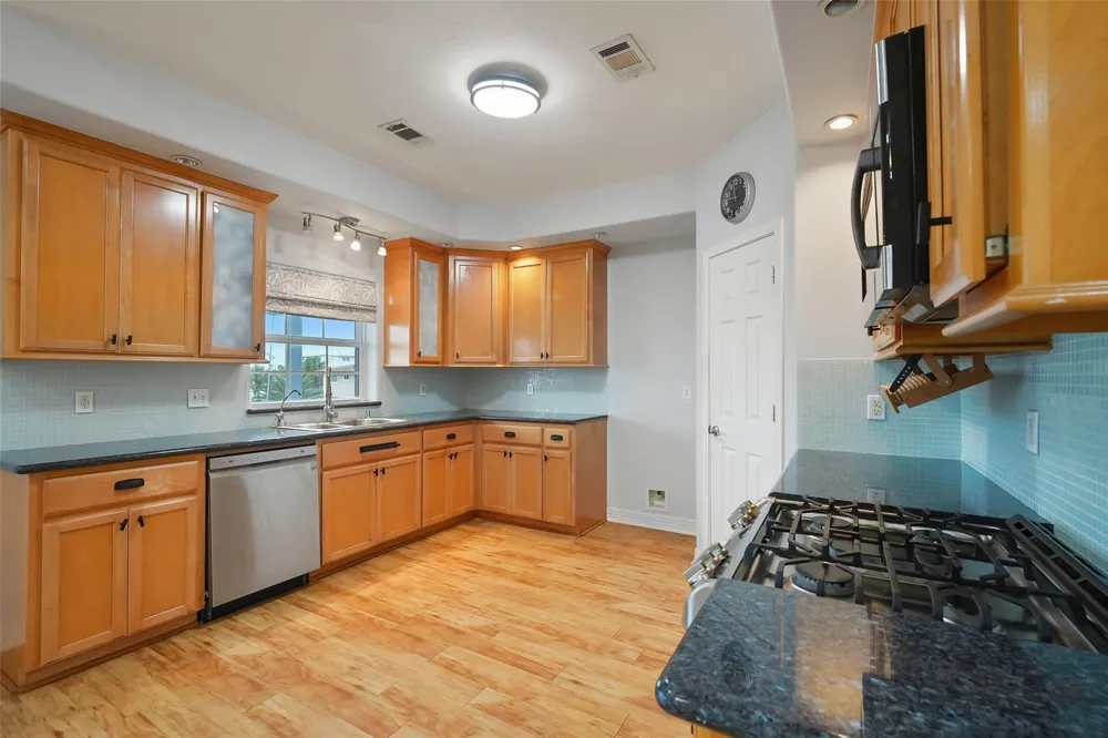 113 Bayou Vista Drive Hitchcock, TX 77563