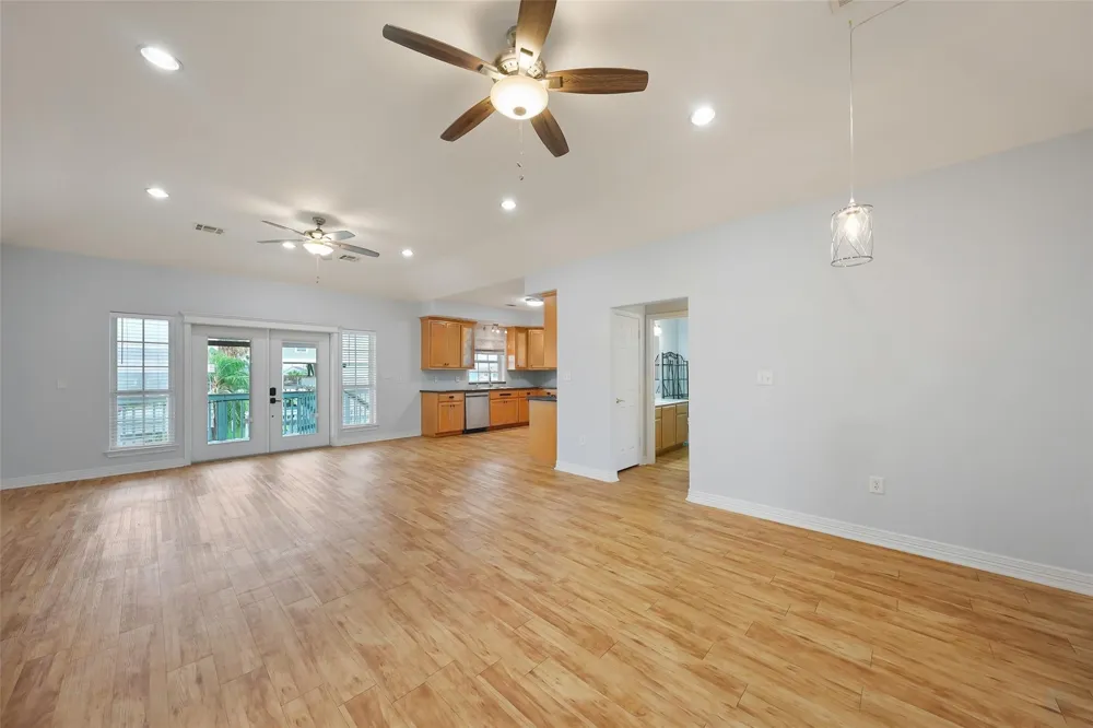 113 Bayou Vista Drive Hitchcock, TX 77563