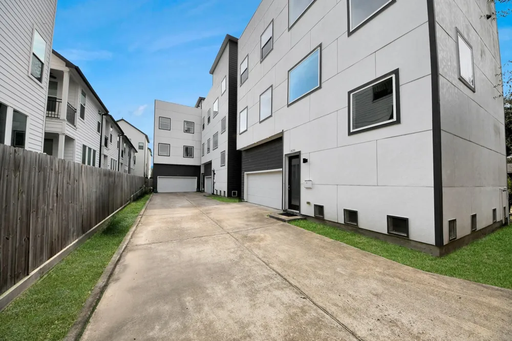 1628 W 24th Street Houston, TX 77008