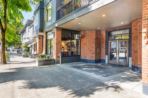 1909 10th Avenue W #201