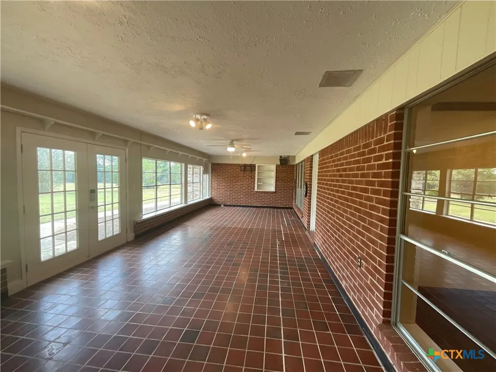 1672 FM 318 Hallettsville, TX 77964