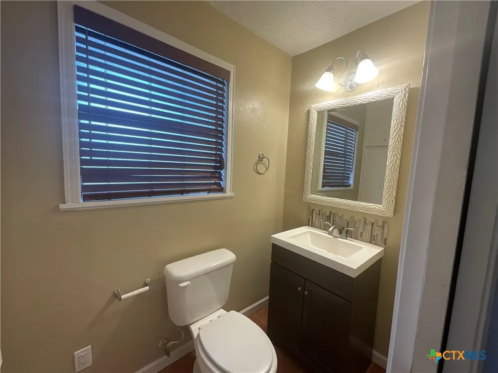1672 FM 318 Hallettsville, TX 77964