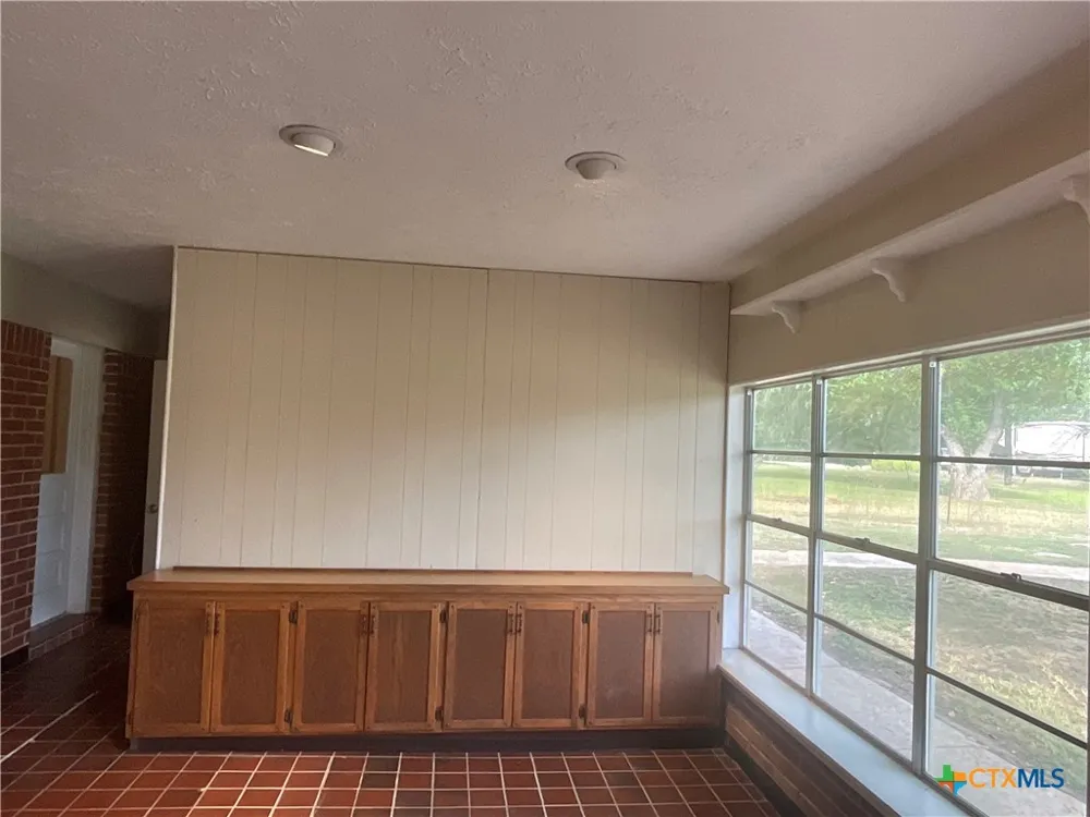 1672 FM 318 Hallettsville, TX 77964