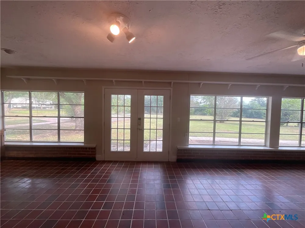 1672 FM 318 Hallettsville, TX 77964