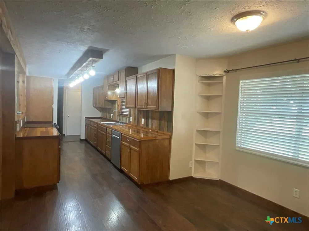 1672 FM 318 Hallettsville, TX 77964