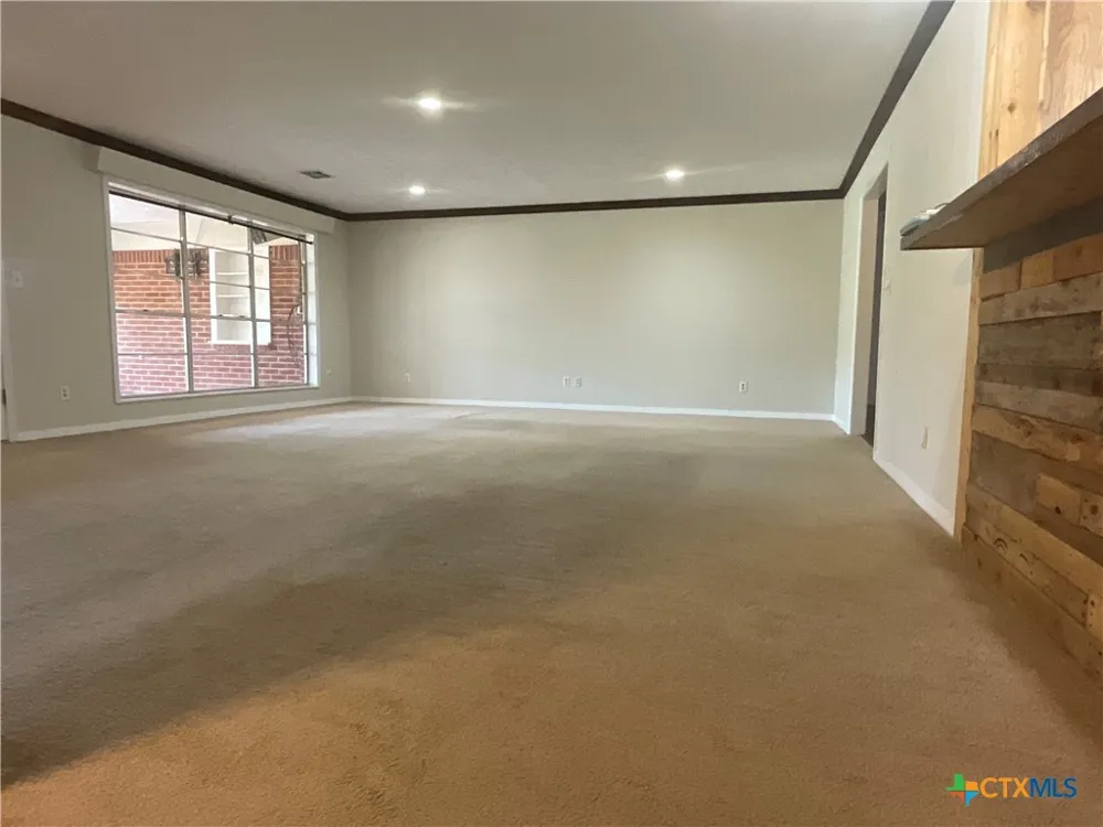 1672 FM 318 Hallettsville, TX 77964