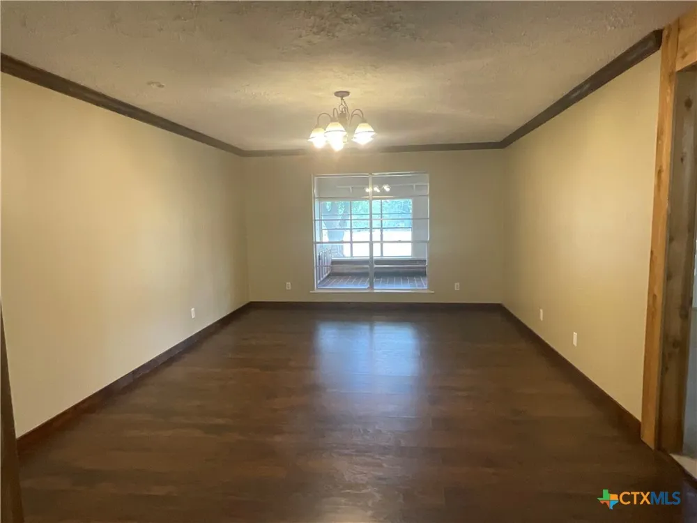 1672 FM 318 Hallettsville, TX 77964