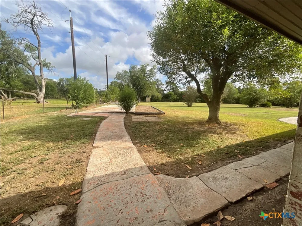 1672 FM 318 Hallettsville, TX 77964