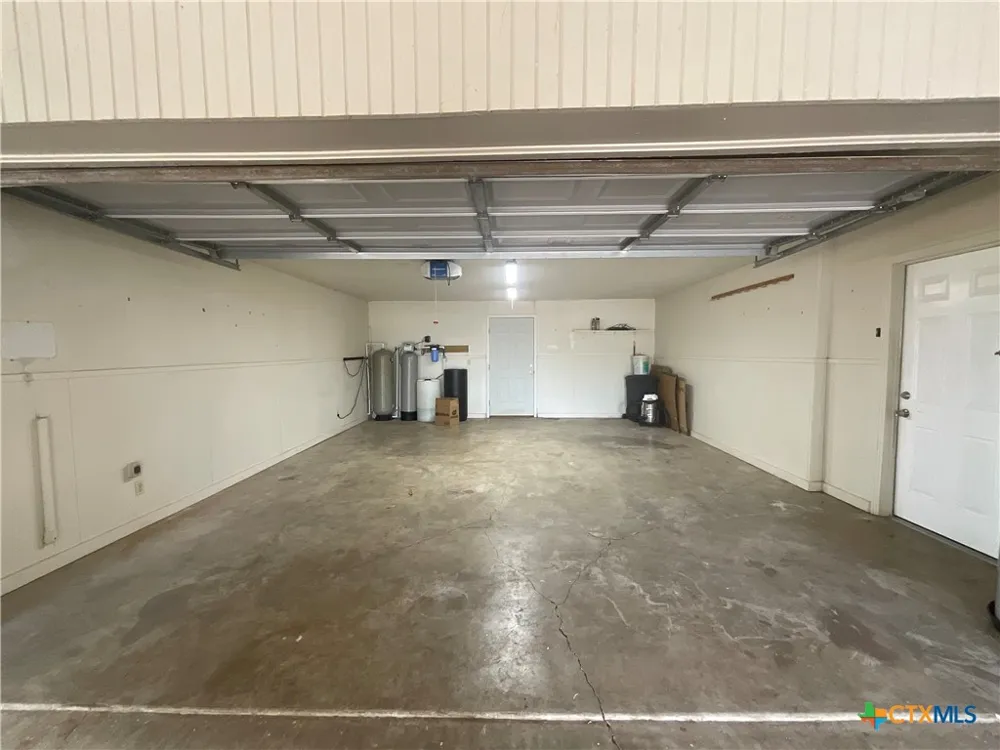 1672 FM 318 Hallettsville, TX 77964