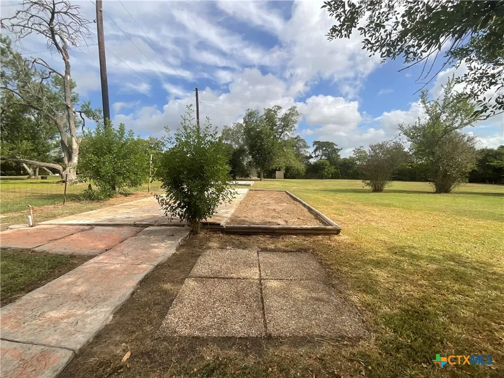 1672 FM 318 Hallettsville, TX 77964