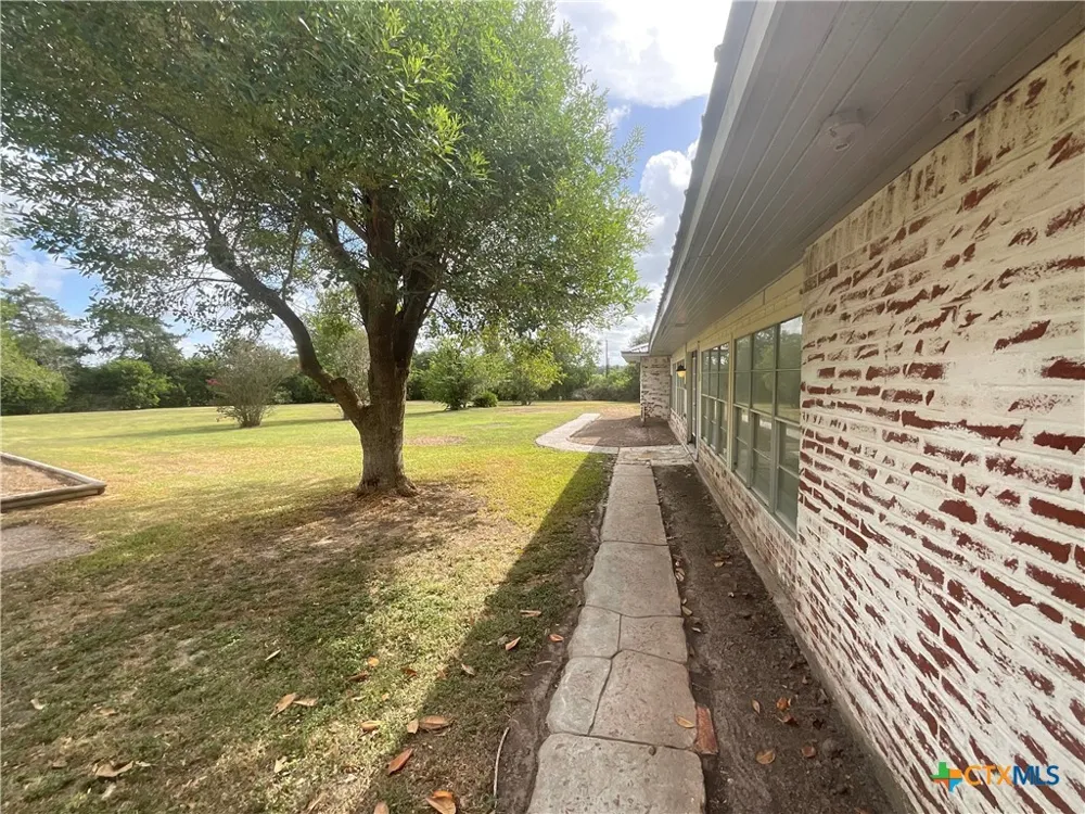 1672 FM 318 Hallettsville, TX 77964