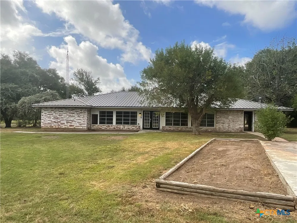 1672 FM 318 Hallettsville, TX 77964