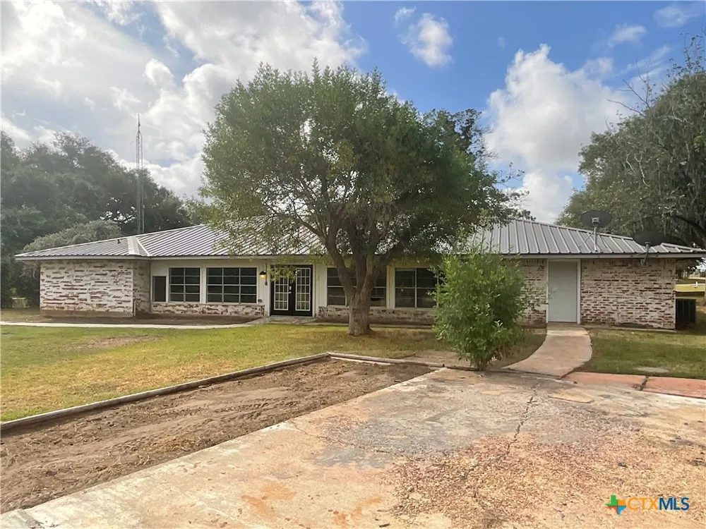 1672 FM 318 Hallettsville, TX 77964