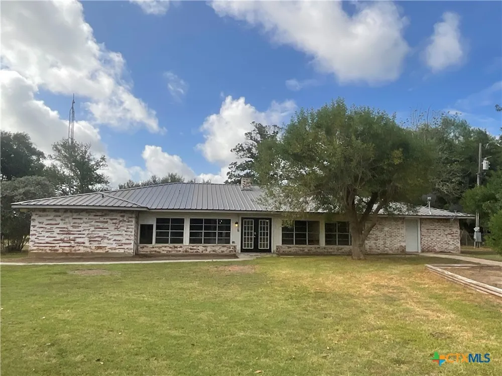 1672 FM 318 Hallettsville, TX 77964