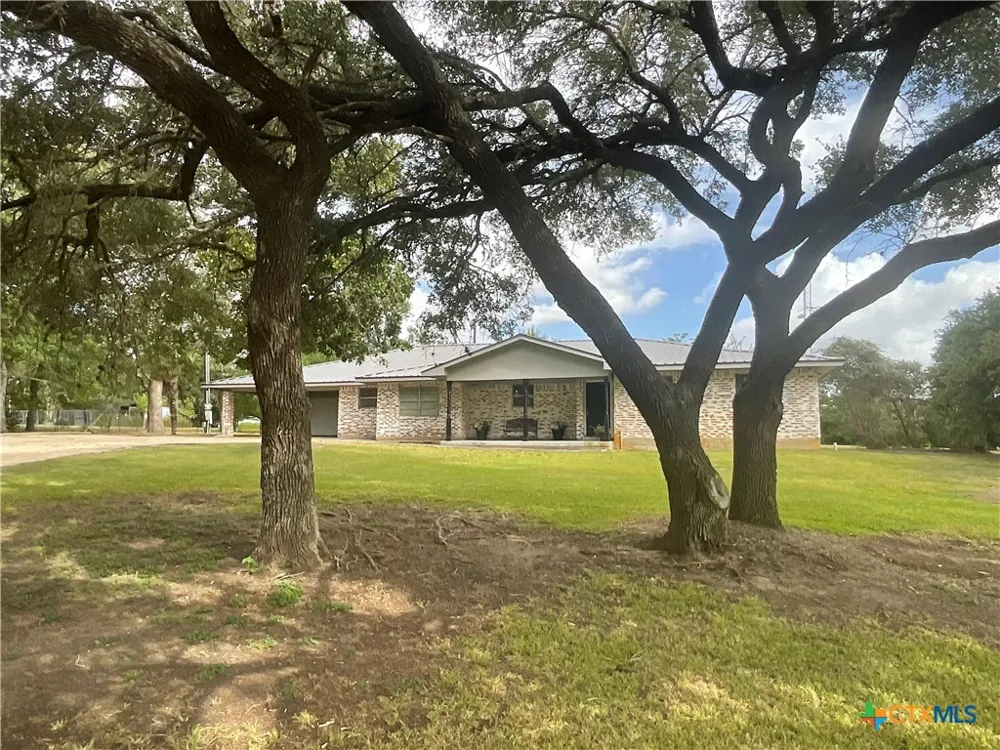 1672 FM 318 Hallettsville, TX 77964