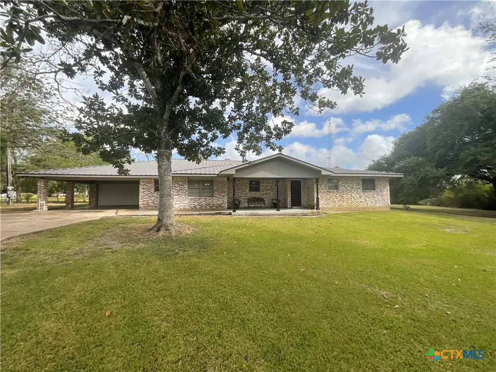 1672 FM 318 Hallettsville, TX 77964