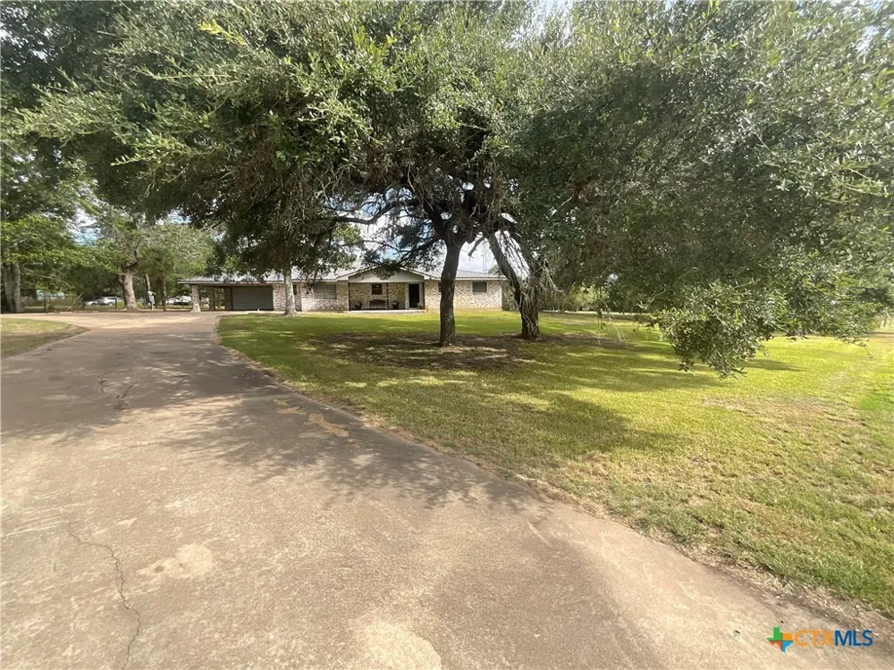 1672 FM 318 Hallettsville, TX 77964