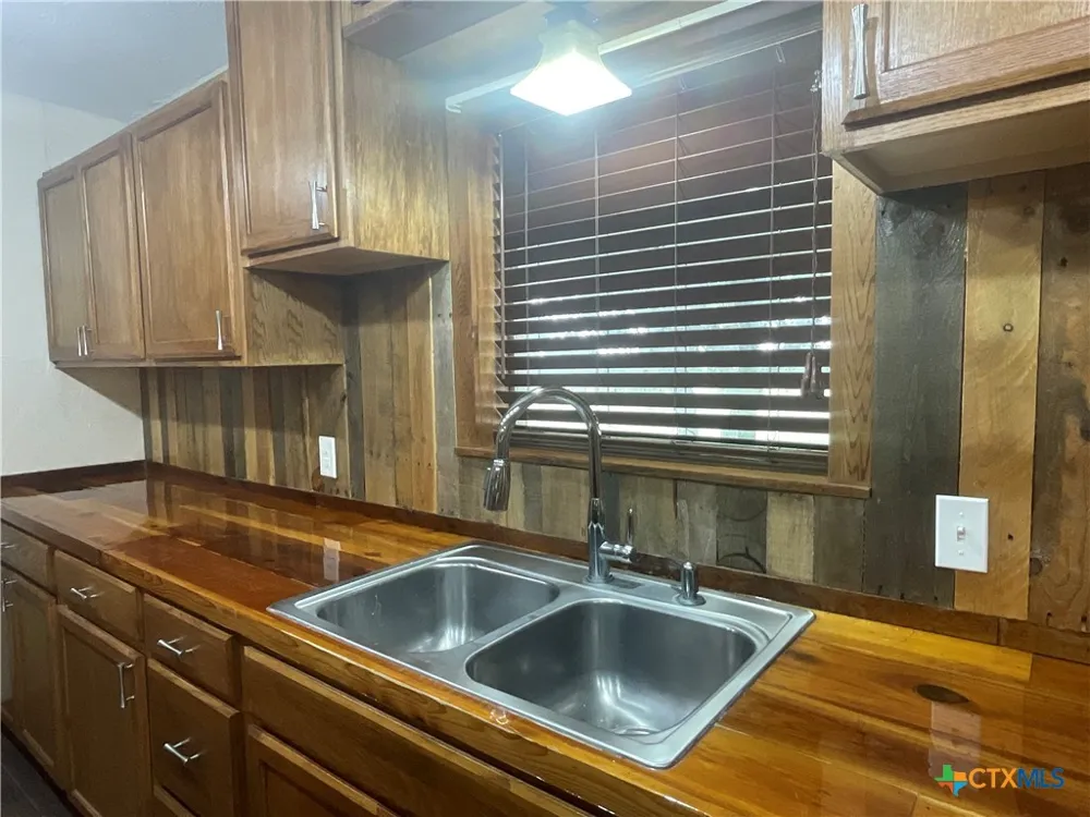 1672 FM 318 Hallettsville, TX 77964