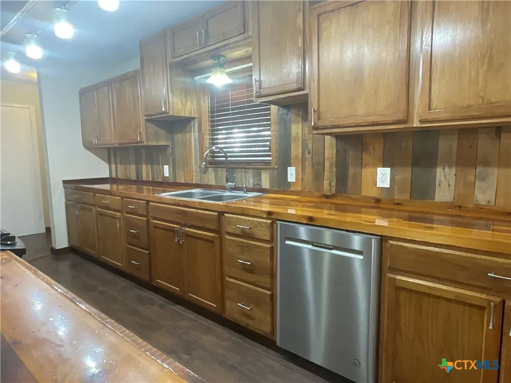 1672 FM 318 Hallettsville, TX 77964