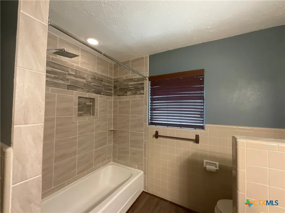 1672 FM 318 Hallettsville, TX 77964
