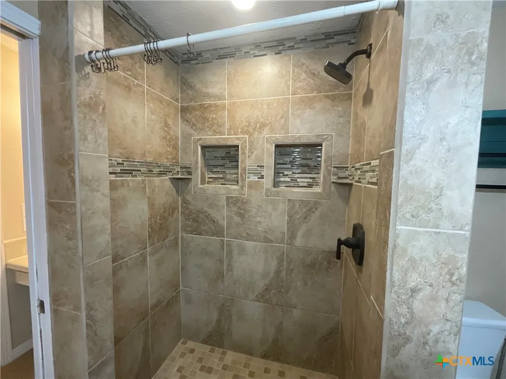 1672 FM 318 Hallettsville, TX 77964