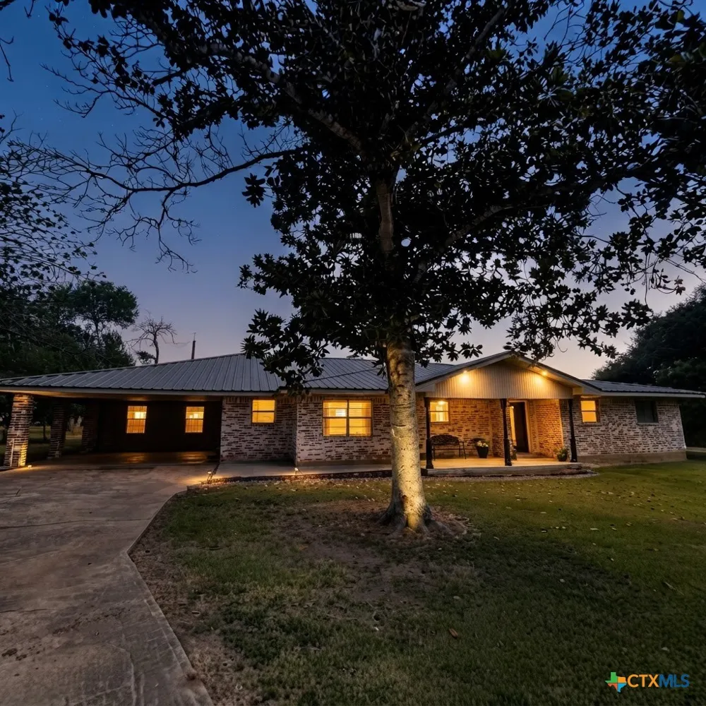 1672 FM 318 Hallettsville, TX 77964