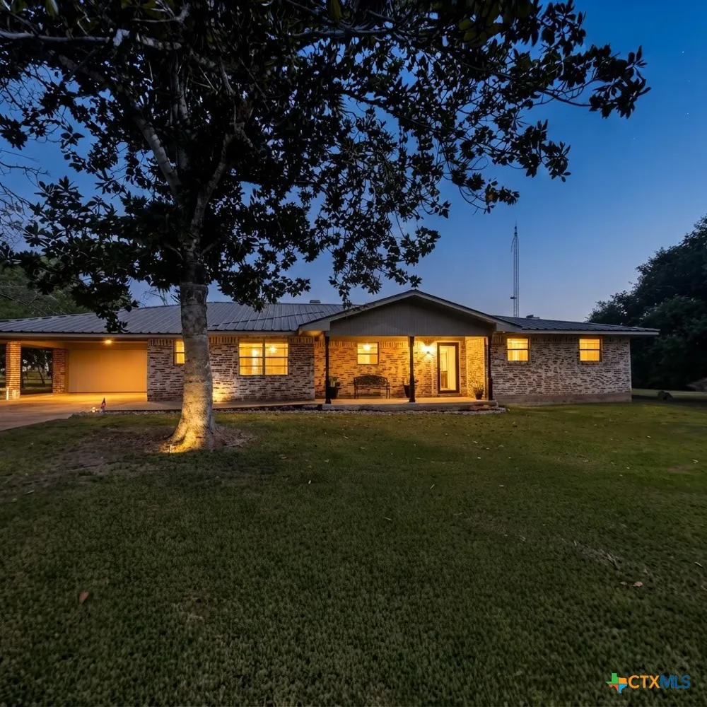 1672 FM 318 Hallettsville, TX 77964