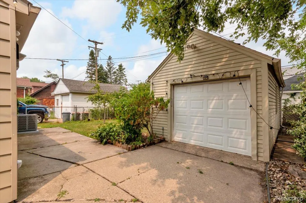 476 Touraine Road Grosse Pointe Farms City, MI 48236