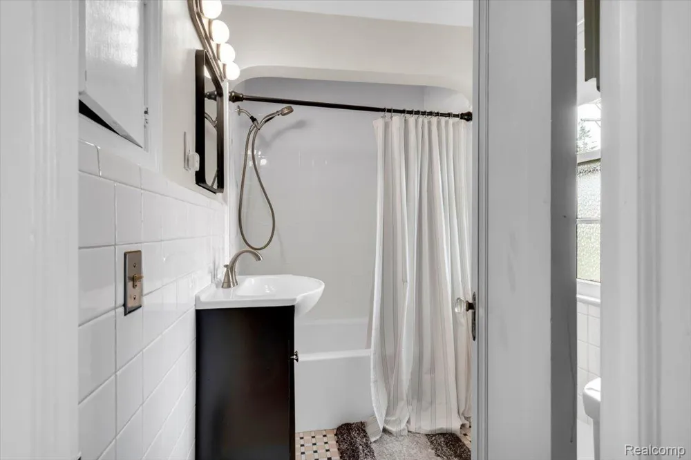 476 Touraine Road Grosse Pointe Farms City, MI 48236