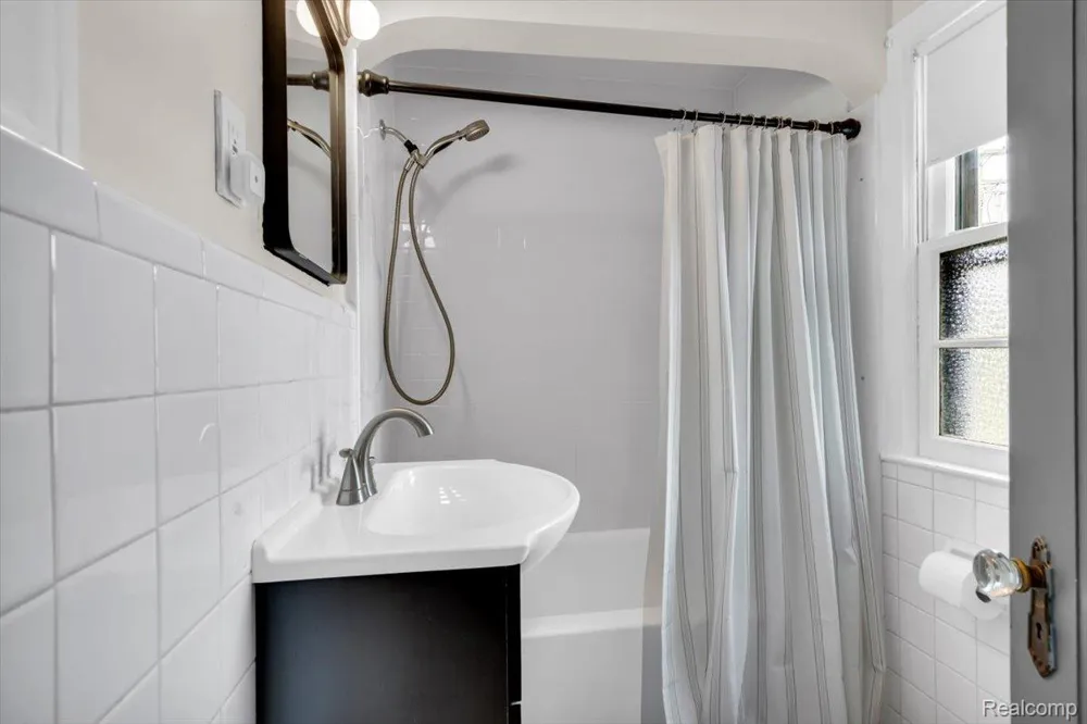 476 Touraine Road Grosse Pointe Farms City, MI 48236