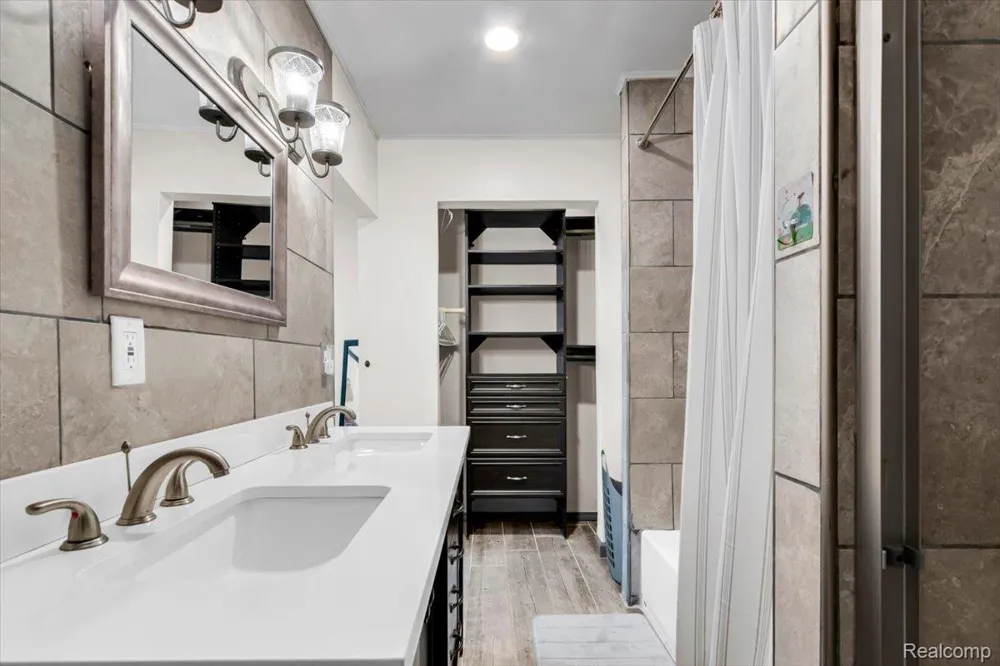 476 Touraine Road Grosse Pointe Farms City, MI 48236