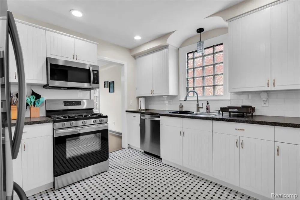 476 Touraine Road Grosse Pointe Farms City, MI 48236