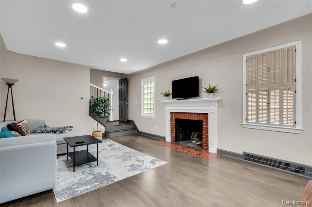 476 Touraine Road Grosse Pointe Farms City, MI 48236