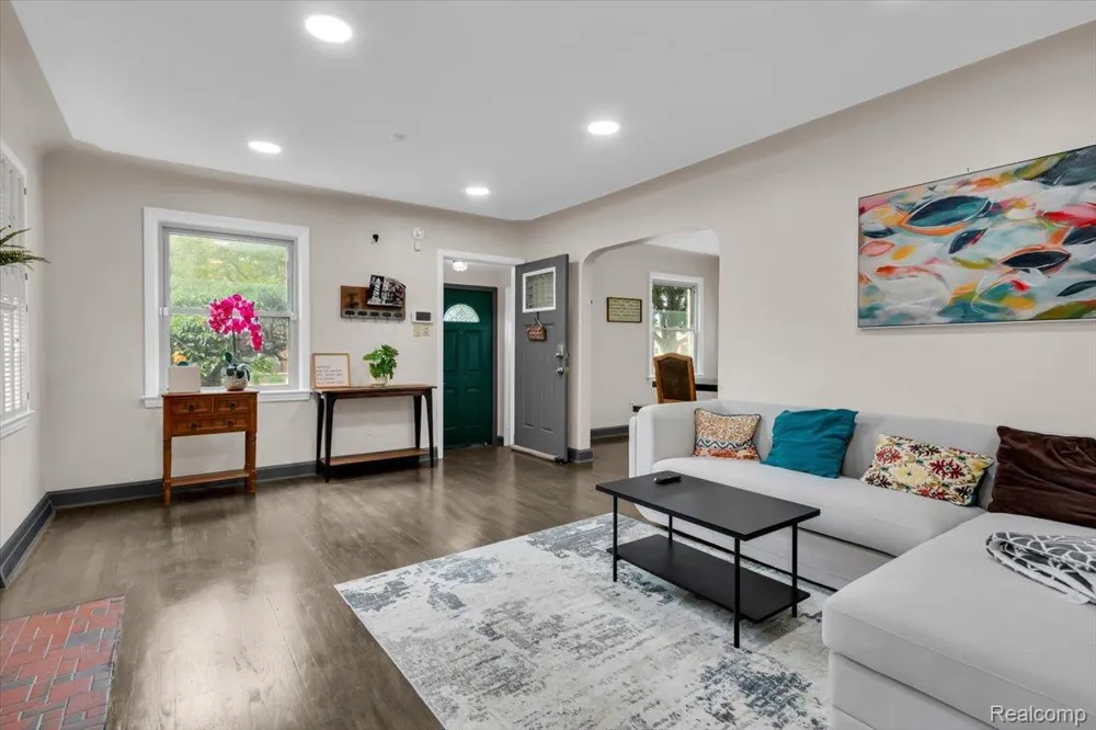 476 Touraine Road Grosse Pointe Farms City, MI 48236
