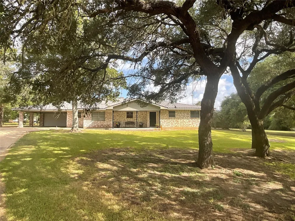 1672 Fm 318 Hallettsville, TX 77964