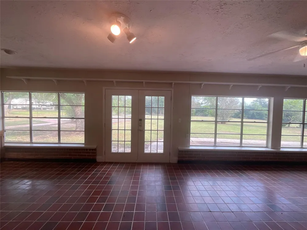 1672 Fm 318 Hallettsville, TX 77964