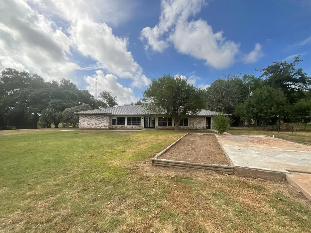 1672 Fm 318 Hallettsville, TX 77964