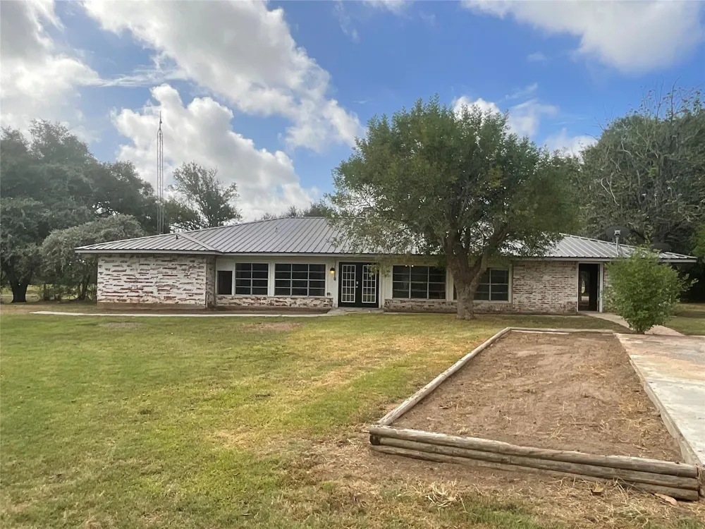 1672 Fm 318 Hallettsville, TX 77964