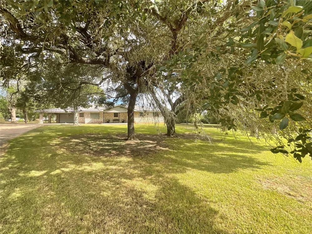 1672 Fm 318 Hallettsville, TX 77964