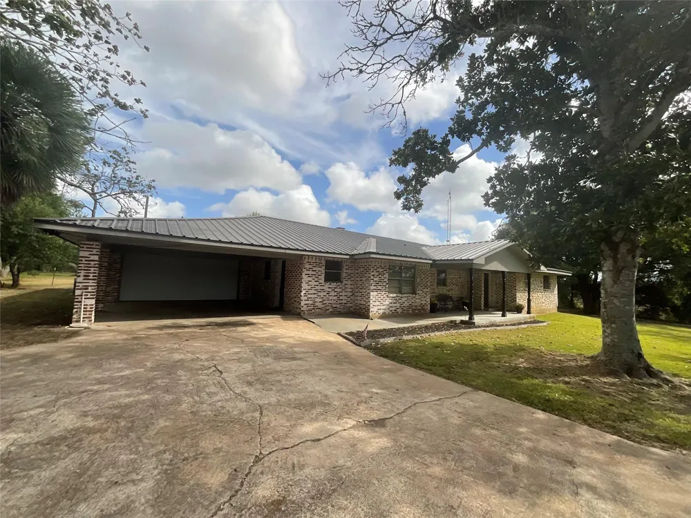 1672 Fm 318 Hallettsville, TX 77964