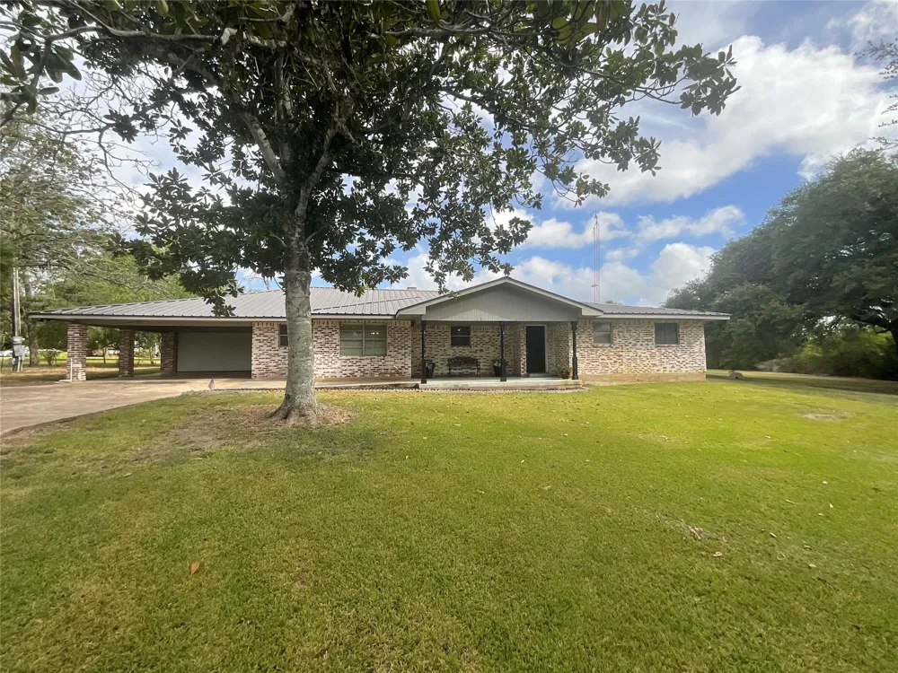 1672 Fm 318 Hallettsville, TX 77964