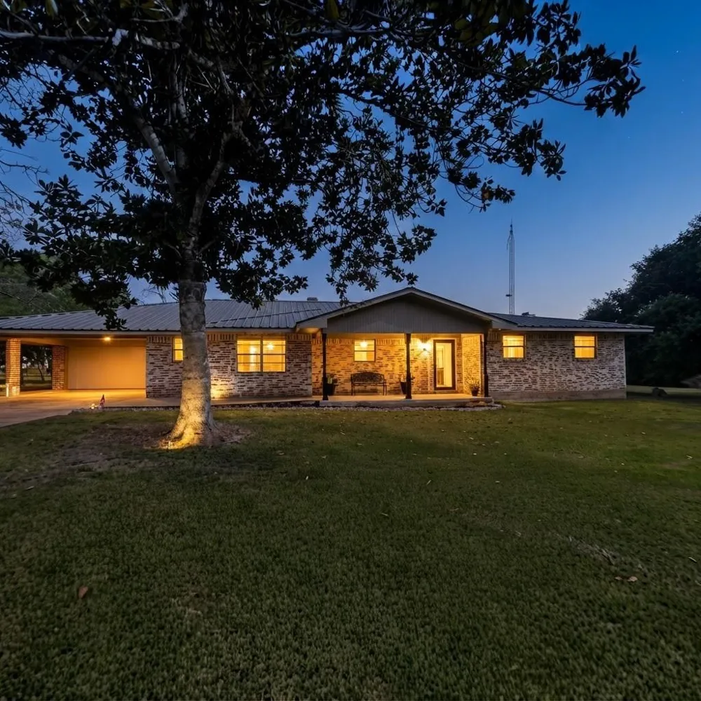 1672 Fm 318 Hallettsville, TX 77964