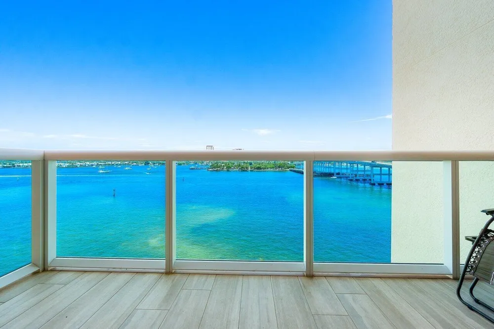 2640 Lake Shore Drive #711 Riviera Beach, FL 33404
