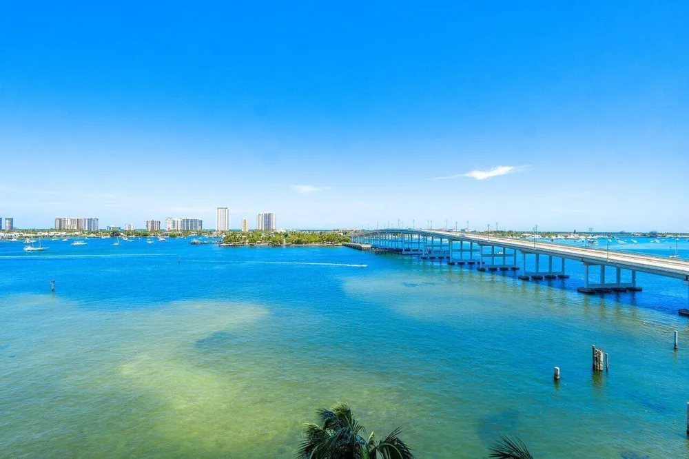 2640 Lake Shore Drive #711 Riviera Beach, FL 33404