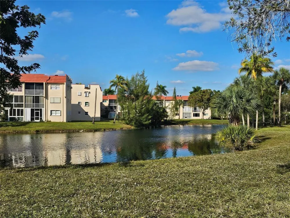 3051 Sunrise Lakes Drive E #203 Sunrise, FL 33322