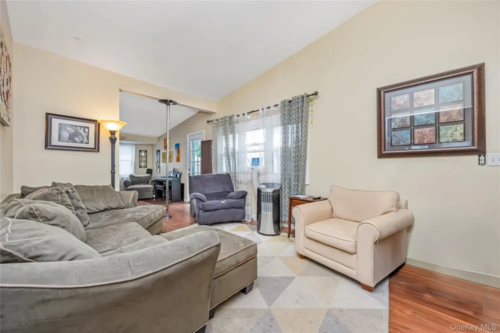 25 Beverly Street Islip, NY 11751