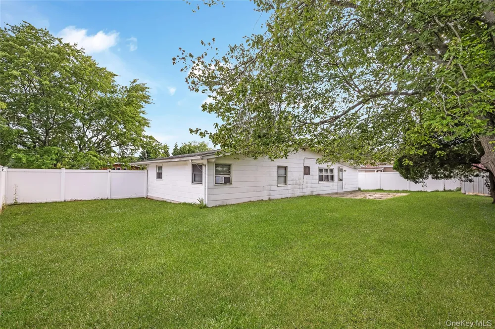 25 Beverly Street Islip, NY 11751