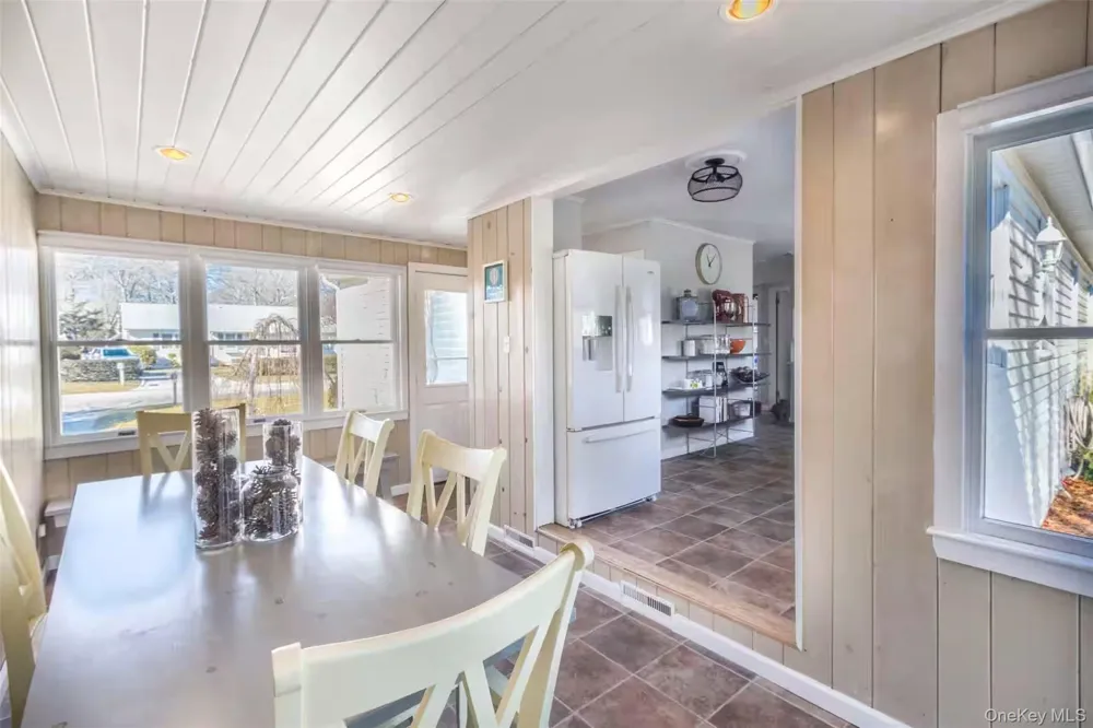 25 Huckleberry Lane Hampton Bays, NY 11946